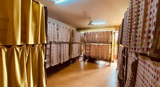Кровать в общем номере Hide-In Hostel Delhi