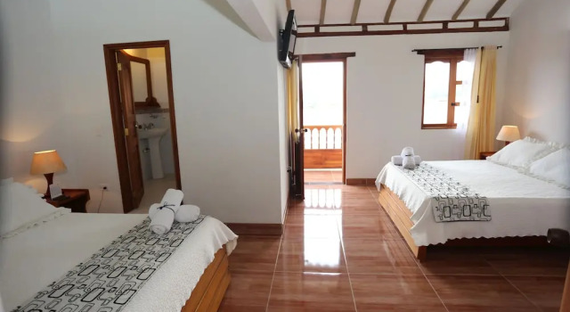 Четырёхместный номер Standard с балконом Hospederia Villa de los Sáenz