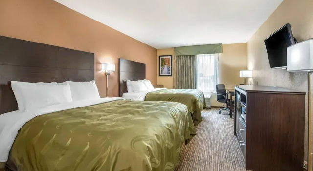 Четырёхместный номер Standard Quality Inn & Suites Brandenburg - Fort Knox