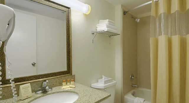 Двухместный люкс Days Inn by Wyndham Silver Spring