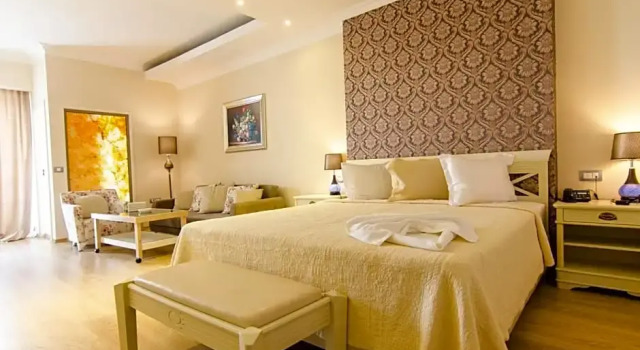 Номер Standard с балконом и с частичным видом на море Phoenicia Luxury Hotel