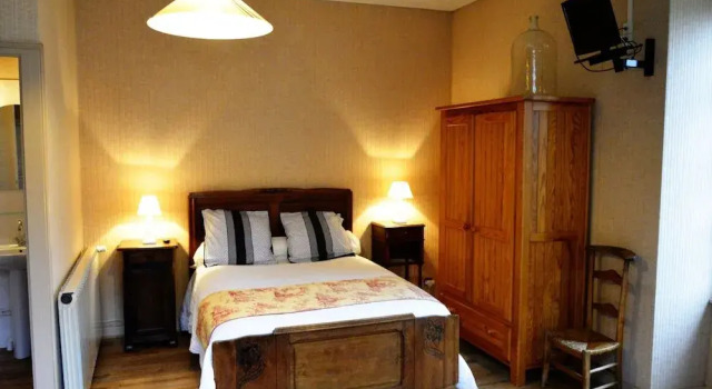 Les gites du bourg, Book Bed and Breakfast Hoteller i Rhône-Alps med parkering, Parkering