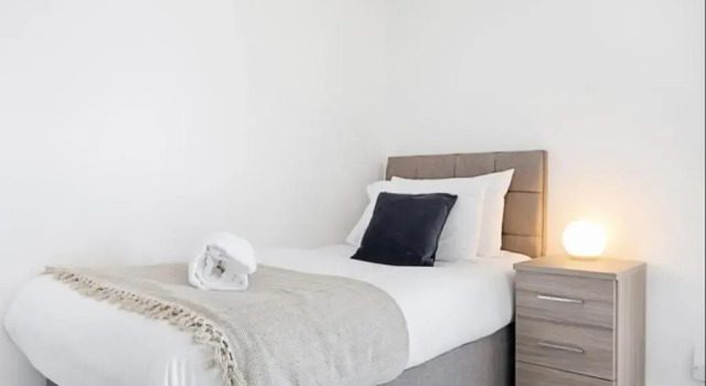 Коттедж 4 Bed Executive Style House - Near City Centre