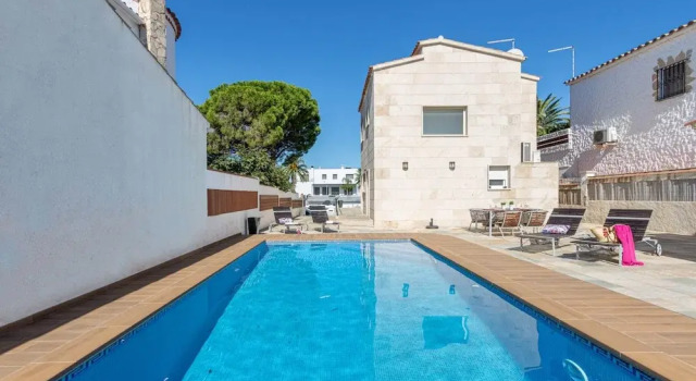 Villa in Empuriabrava With Private Pool & Mooring