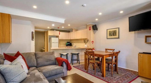 Lhotsky Studio 1 Bedroom with quiet location and onsite parking