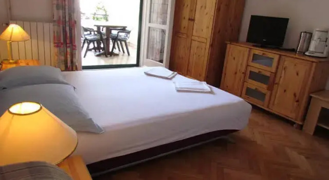 Charming Apartment in Makarska Near Ratac Beach, Rezerwuj Apartament Hotele w Split-Dalmatia County z parkingiem, Parking