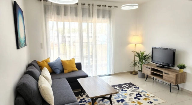 Семейные апартаменты с 2 комнатами с балконом и с видом на город Melony Apartment