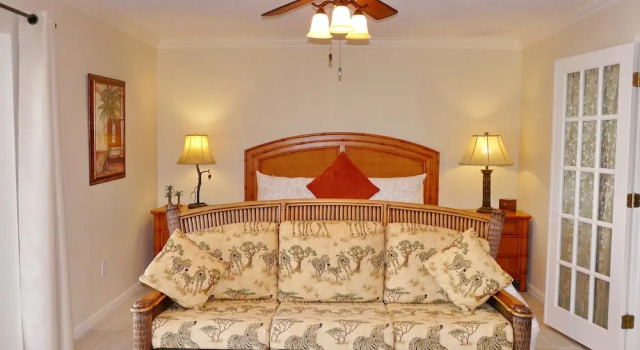 Коттедж с балконом 848 Buttonwood Court