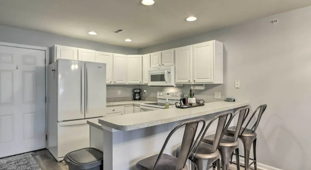 Апартаменты Poolside Fun! Lake-view Camdenton Condo