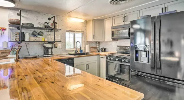 Коттедж < 1 Mi to Lake Havasu: Pet-friendly Home