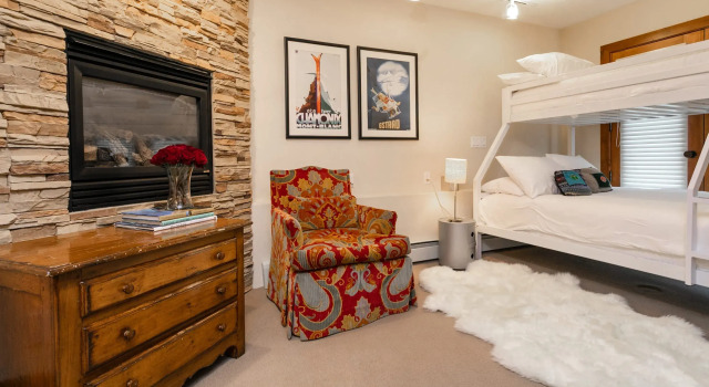 HOLT - Incredible Two-Story Condo On Ajax with Mountain Views, Забронировать Апарт-отель Апарт-отели Аспен, рядом с Bell Mountain, Апарт-отель