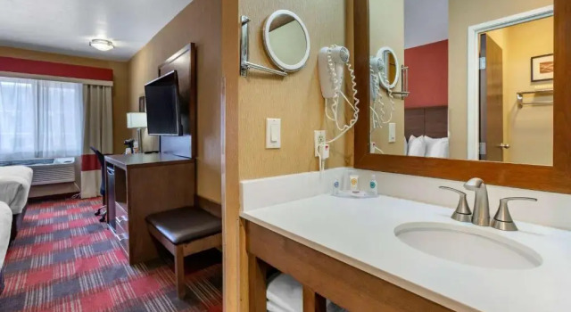 Двухместный люкс с балконом Comfort Inn Flagstaff Lucky Lane I-40