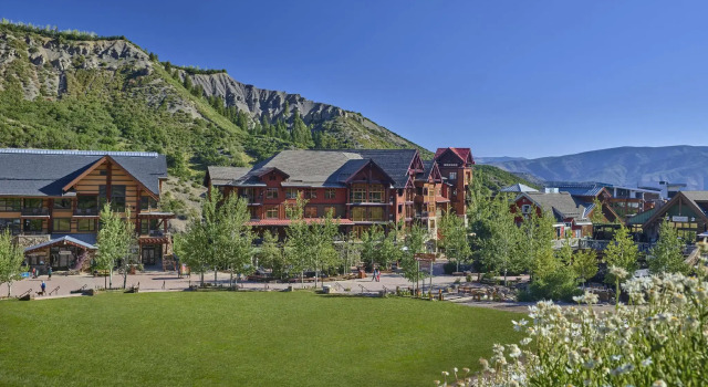 Кровать в общем номере Capitol Peak Lodge, a Destination by Hyatt Residence