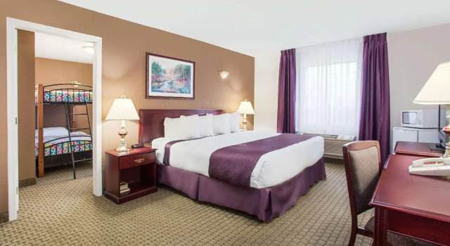 Четырёхместный люкс c 1 комнатой Ramada by Wyndham Red Deer Hotel & Suites