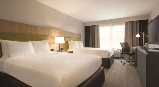 Четырёхместный номер Standard Country Inn & Suites by Radisson, Germantown, WI