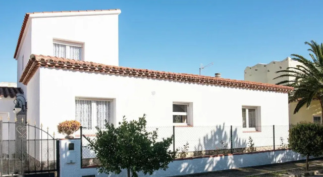 Beautiful Holiday Home Near Beach in Catalonia