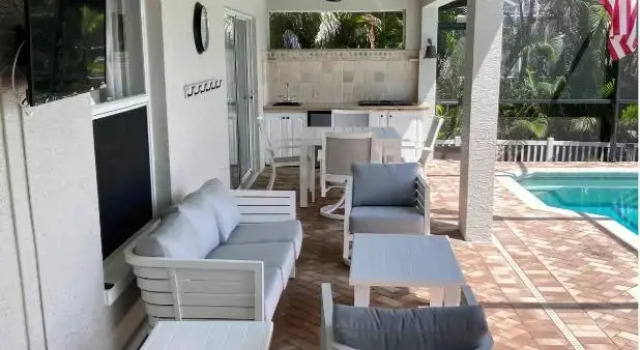"Cast-Away" House I Immaculate 4 Bed Waterfront Home, Забронировать Отель Отели Марко-Айленд с парковкой, рядом с Marco Island Medical Center, Парковка