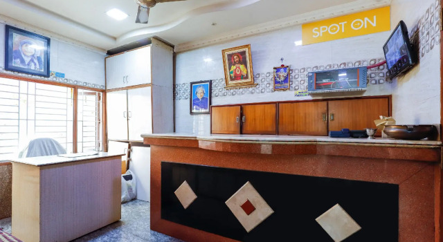 SPOT ON 67646 Jk Guest House, Забронировать Гостевой дом Трипликане Ченнаи, рядом с MGR Memorial