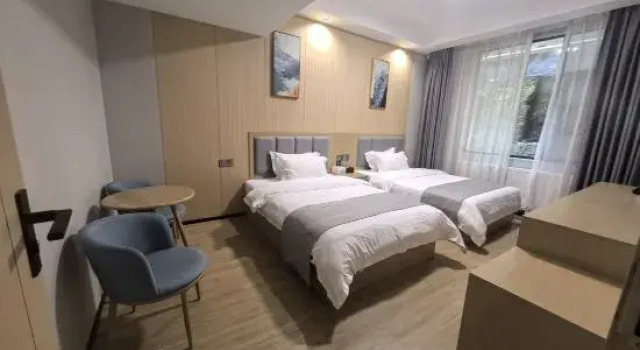 Семейный люкс Yuetu Hotel (Phoenix Ancient City)