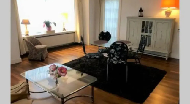 Vrijstaande rietgedekte villa nabij uitvalswegen