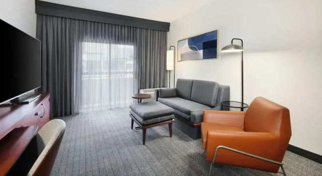 Четырёхместный люкс с балконом Courtyard by Marriott Atlanta Duluth/ Gwinnett Place