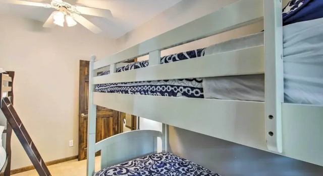 Коттедж с 2 комнатами Lakefront Plymouth Cottage w/ Private Hot Tub