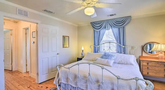 Grand Fredericksburg Retreat - Walk to Main St!, Забронировать Отель Отели Фредериксберг 3 звезды, рядом с Театр Rockbox, 3*