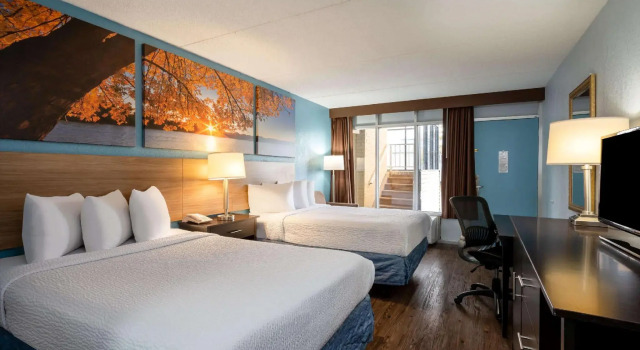 Четырёхместный номер Standard Days Inn by Wyndham Perrysburg Toledo