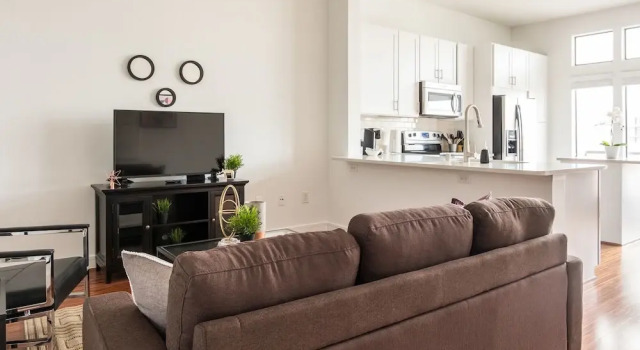 1 BR Apt Near AA Center with Parking by Frontdesk, Забронировать Апартаменты/квартира Апартаменты Далласа, рядом с Theatre Three, Inc., Апартаменты/квартира