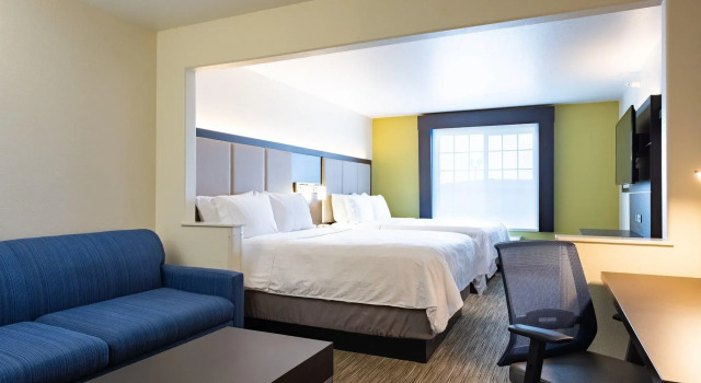 Четырёхместный люкс Holiday Inn Express Hotel & Suites Evanston by IHG