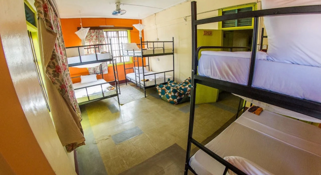 Seng i sovesal med altan We Travel Hostel