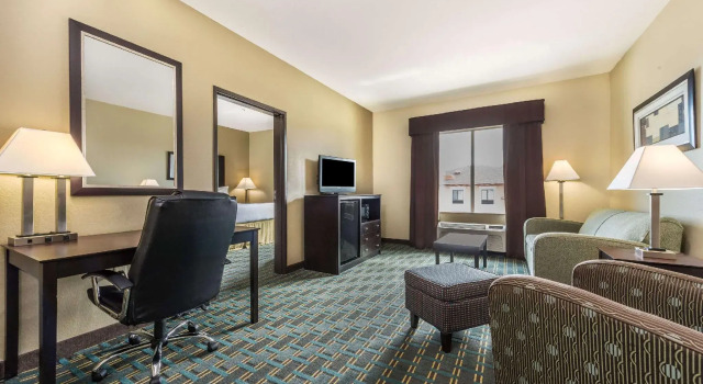 Двухместный люкс Days Inn & Suites by Wyndham Mineral Wells