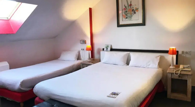 Четырёхместный номер Standard Hotel Aux Sacres Reims, Centre Historique