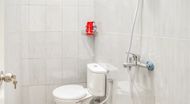 Номер Standard RedDoorz near Taman Mini Jakarta