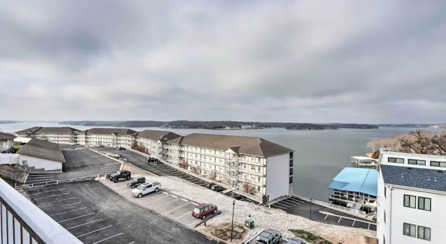 1 Mi to Dining! Lakeside Group Getaway in Ozarks, Забронировать Отель Отели Осейдж-Бич 3 звезды, 3*