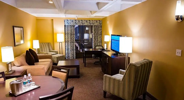 Люкс Wyndham Edmonton Hotel and Conference Centre