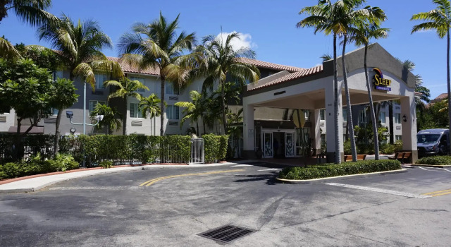 Кровать в общем номере Sleep Inn & Suites Ft Lauderdale International Airport