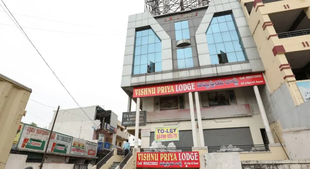 OYO 15753 Vishnu Priya Residency, Rezerwuj Hotel Kukatpalli 