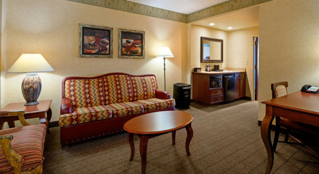 Четырёхместный номер Standard Embassy Suites by Hilton Albuquerque