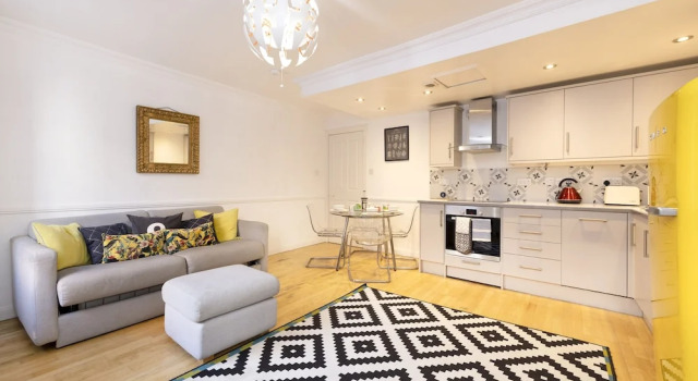 Коттедж c 1 комнатой JOIVY Charming 1-Bed Home W/Patio Nearby The Castle