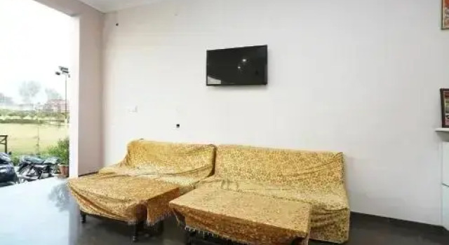 HOTEL chandra garden, Забронировать Отель Говардхан 