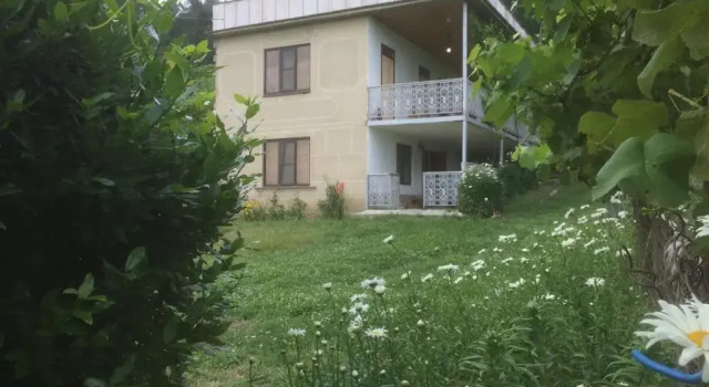 House on Molodezhnaya 12, Забронировать Отель Отели Гагрский района с парковкой, Парковка