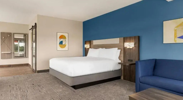 Люкс Holiday Inn Express & Suites Evansville Downtown