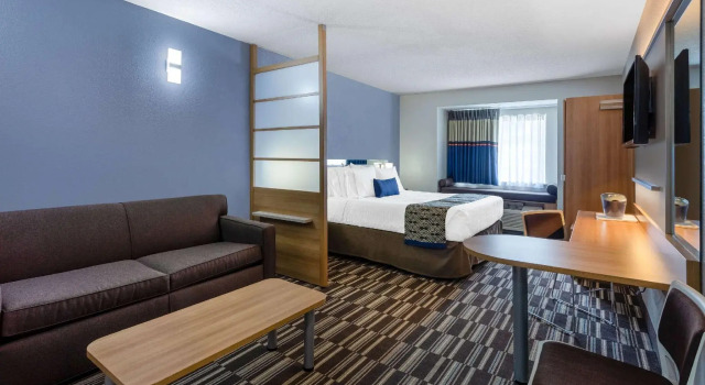 Двухместный люкс Microtel Inn & Suites by Wyndham Burlington
