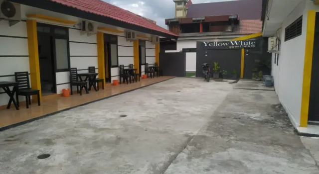 Hotel O Yellow White Guesthouse Palu
