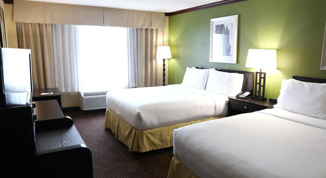 Четырёхместный номер Standard Holiday Inn Chicago Oakbrook by IHG