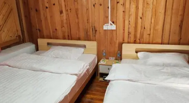 Кровать в общем номере (мужской номер) Shangri-La Zouma Homestay