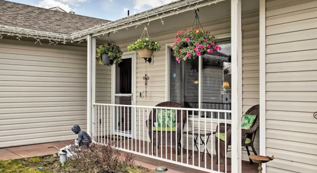 Коттедж с 3 комнатами с балконом Cozy Getaway w/ Yard & Patio: 4 Mi to Hayden Lake!