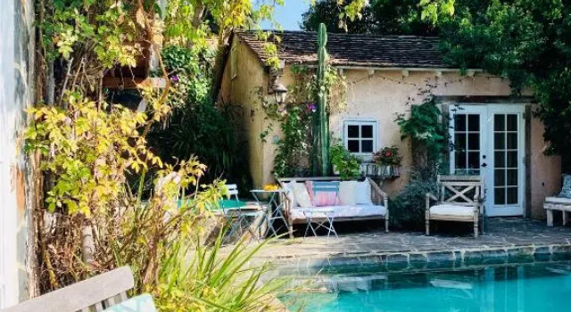 Under the Tuscan Sun Cottage in West Los Angeles, Забронировать Дом для отпуска Отели Большого Лос-Анджелеса с парковкой, Парковка