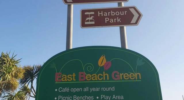 Апартаменты Seafront Apartment Private Garden & Free Parking